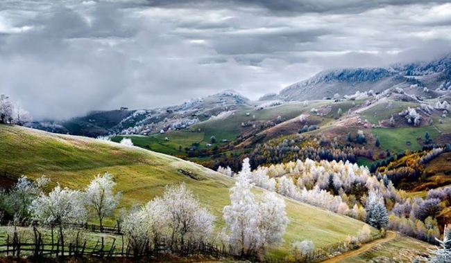 Sursa foto: Eduard Guțescu  Peisaj de basm din România, în satul Peștera, județul Brașov/ Fotografia, câştigătoare la National Geographic Traveler Photo Contest 2015