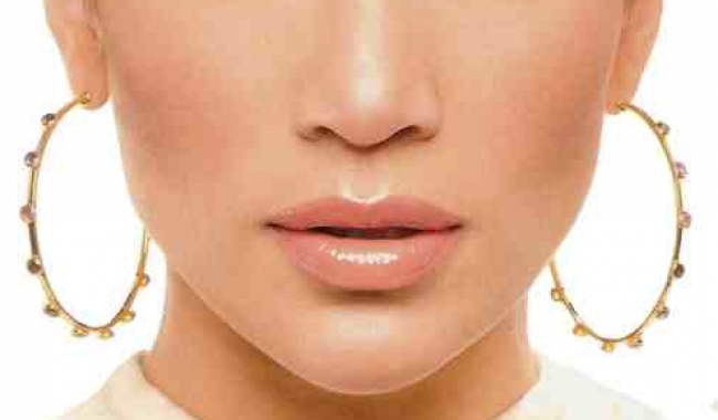 Jennifer Lopez reușește să fie feminină și sexy cu un make-up natural