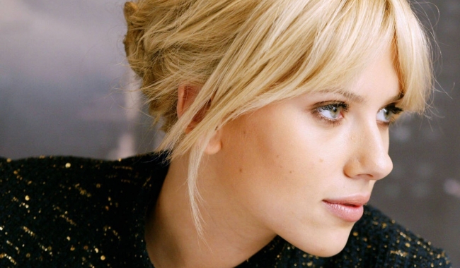 Actrița Scarlet Johansson este la fel de frumoasă și cu un make-up minimalist și discret