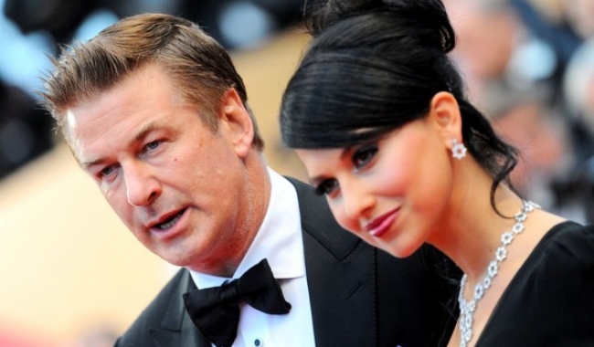 Sursa foto: zimbio.com   Actorul Alec Baldwin este căsătorit cu Hilaria, o profesoară de yoga în vârstă de 31 de ani