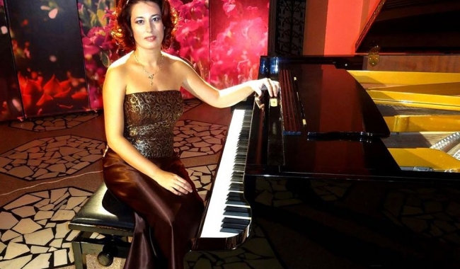 Sursa foto: Facebook  Pianista Andreea Bratu le oferă melomanilor de la malul mării un eveniment cultural de excepție