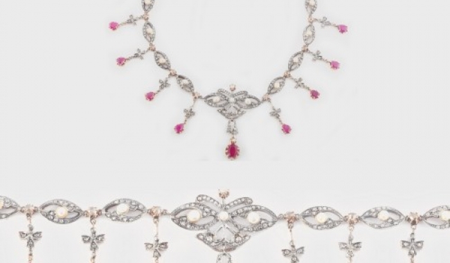 Sursa foto: artmark.ro/ Colierul din aur, decorat cu diamante, rubine și perle, are un preț estimativ de 5.500 - 7.500 de euro