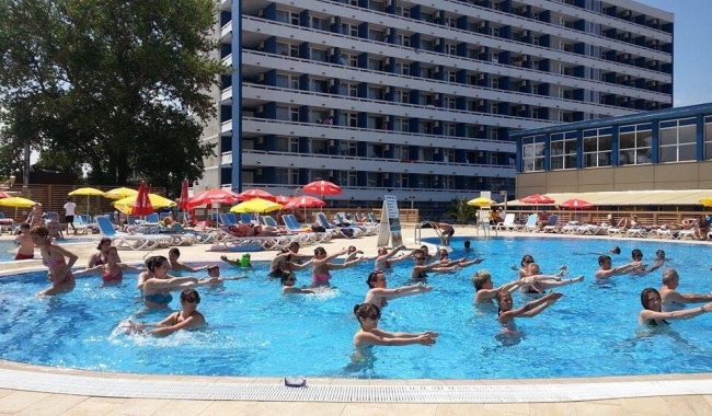 Sursa foto: Facebook  La piscina hotelului Aurora se dă startul petrecerilor estivale chiar din această săptămână