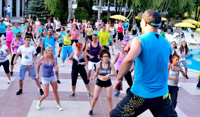 Sursa foto: www.101stiri.ro  Instructorul de salsa și de Zumba Fitness, Marian Cristea, a reunit, la Neptun, peste 400 de participanți la festivalul „Valuri” 2015