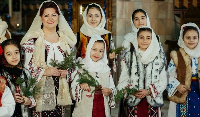 Elena Plătică şi colindătorii clasei de canto popular - coordonator prof. Elena Plătică