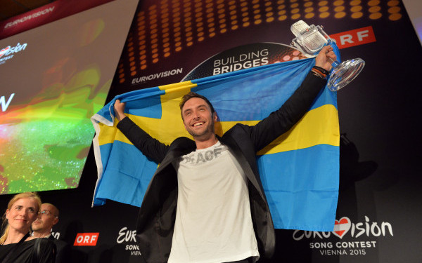 Sursa foto: stirileprotv.ro/ Suedezul Måns Zelmerlöw și piesa „Heroes” au fost aleși învingători de telespectatorii din 40 de țări, cu un total de 365 de puncte