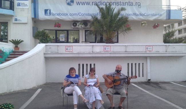 Sursa foto: www.101stiri.ro-Grațiela GHEORGHE CARAGICU  Realizatoarea de emisiuni la Radio Constanța, Steliana Bajdechi, scriitoarea Loredana Dalian și directorul Editurii Eikon, Valentin Ajder