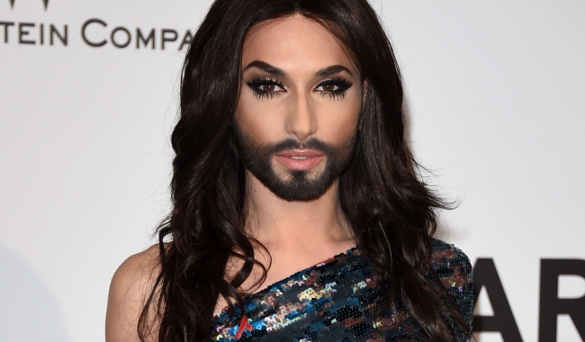 Sursa foto:  huffingtonpost.co.uk / Interpretul travestit Conchita Wurst a câştigat, în 2014, concursul Eurovision, pentru Austria, cu melodia „Rise like a Phoenix