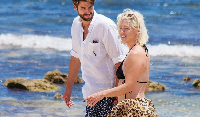 Sursa foto: people.com  Jennie Garth, alături de actualul ei soț, actorul şi producătorul Dave Abrams