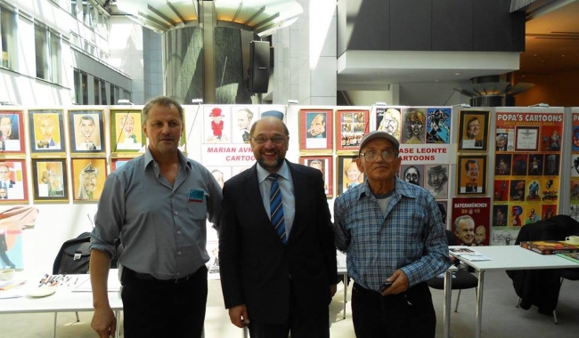 Sursa foto: Facebook  Președintele Parlamentului European, Martin Schulz, încadrat de renumiții caricaturiști români, Marian Avramescu (stânga) și Leonte Năstase (dreapta)