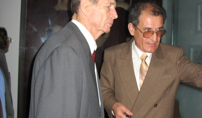 Sursa foto: www.101stiri.ro  Regele Mihai, alături de responsabilul Muzeului Carsium, dr. Constantin Nicolae, la inaugurarea actualului muzeu