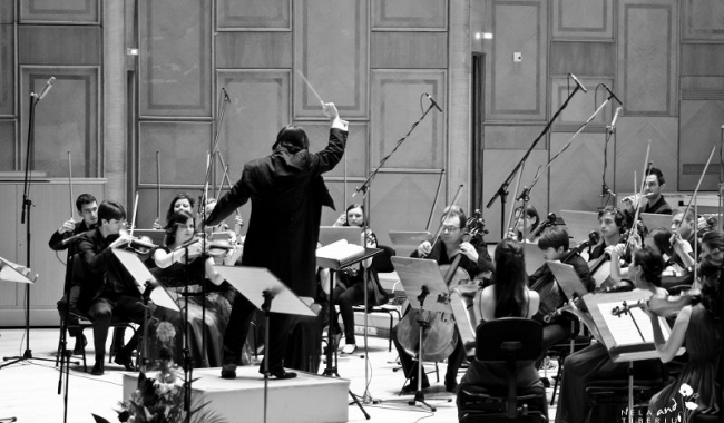 Sursa foto: symphactoryorchestra.com  Symphactory Orchestra, una dintre cele mai tinere și profesioniste orchestre private din România, va evolua sub bagheta lui Tiberiu Soare