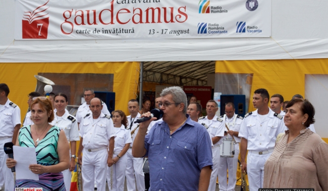 Sursa foto: www.101stiri.ro-Daniel TITIRICĂ Realizatoarea de emisiuni culturale la Radio România Constanța, Steliana Bajdechi și managerul Radio Constanţa - Radio Vacanţa, Daniel Sîrbu