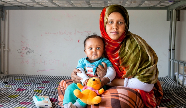 Fartun, 26, din Somalia, este refugiată de la doi ani. Împreună cu cei doi fii ai săi, Adel (5 luni) și Awaz (8 ani), se află la Centrul de Tranzit în Regim de Urgență, în vederea relocării într-o nouă țară.