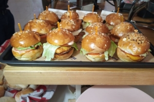 BURGERI AMERICANI, PREGĂTIŢI DUPĂ REŢETE ORIGINALE ŞI CU INGREDIENTE SĂNĂTOASE, LA MALUL MĂRII